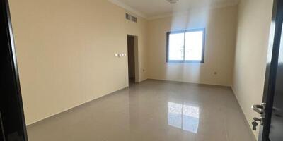 فيلا تجارية للإيجار – موقع استراتيجي في مدينة خليفة